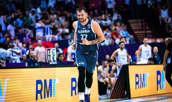 小麦策略 东契奇37+11+9破纪录：多项数据位居第一 赛后笑着抱球庆祝里程碑